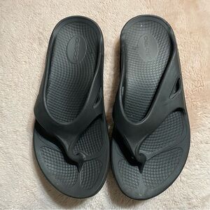 OOFOS Women's Black Flip Flops